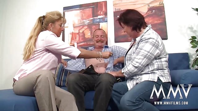 Pelirroja Anny follada en cojiendo con zorras el sofá